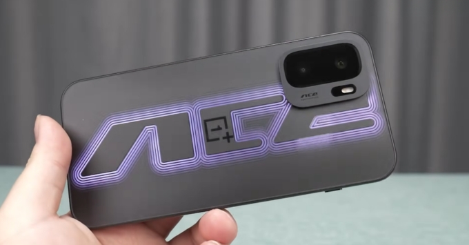Mặt lưng phiên bản Ace Awakening của OnePlus Ace 6 Ultra với hiệu ứng ánh sáng 3D đậm chất gaming hầm hố.