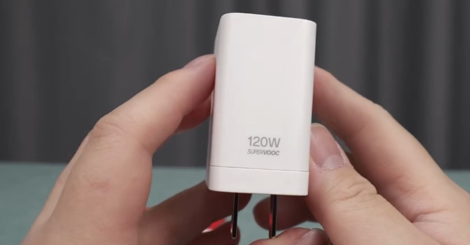 Viên pin dung lượng khủng 8600mAh công nghệ Silicon-Carbon hỗ trợ sạc nhanh có dây 120W ấn tượng trên OnePlus Ace 6 Ultra.