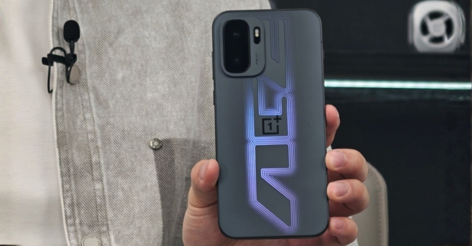 OnePlus Ace 6 Ultra là mẫu smartphone cao cấp (flagship) tối ưu cho game thủ, người dùng yêu công nghệ và sáng tạo nội dung, những người tìm kiếm hiệu năng đỉnh cao với Dimensity 9500, màn hình 165Hz, pin 8500mAh siêu lớn và khả năng tương thích với tay cầm chơi game.