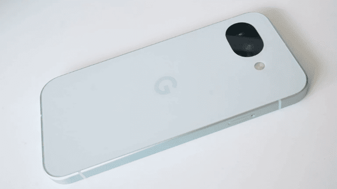 Google Pixel 10a 183g gọn nhẹ, cầm tay thoải mái