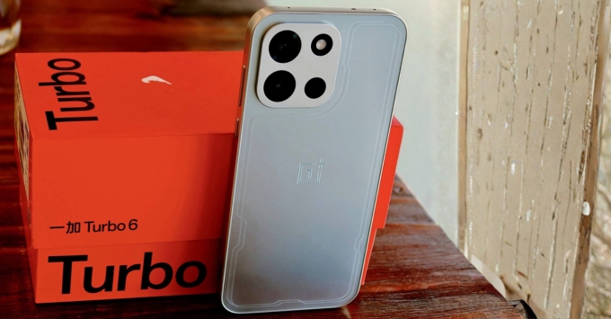 Thiết kế với độ mỏng 8.5mm cùng trọng lượng 217g là một trong những Lý do nên mua OnePlus Turbo 6