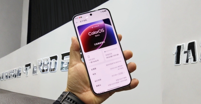 Phần khung viền nhựa và hệ thống loa là một trong những điểm cần cân nhắc trước khi chọn mua OnePlus Turbo 6 