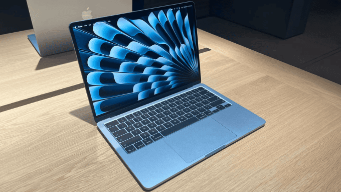 Màn hình MacBook Air M5 với True Tone chuẩn chuyên nghiệp