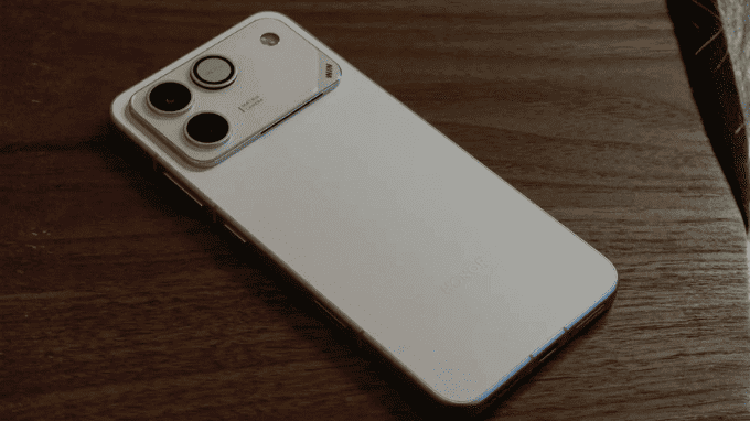 Mặt lưng Honor Win RT tích hợp quạt tản nhiệt chuyên dụng