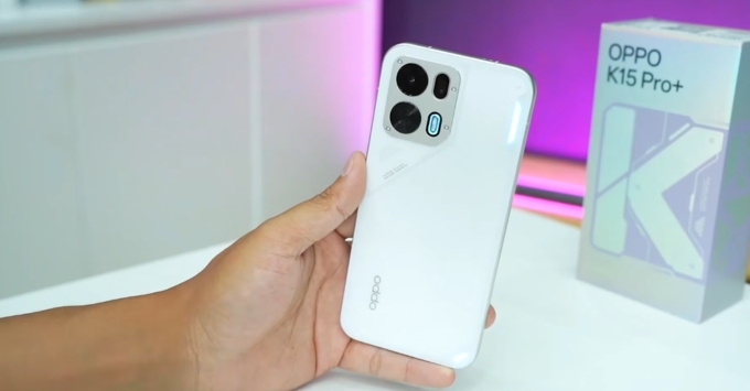 Oppo K15 Pro Plus thiết kế khung kim loại cao cấp, mặt lưng kính sang trọng, mỏng 8.3mm, trọng lượng khoảng 213g, chuẩn kháng nước bụi IP69