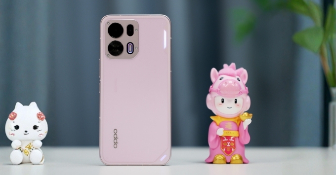 OPPO K15 Pro Plus là dòng smartphone hướng đến game thủ và người dùng trẻ ưu tiên hiệu năng cao, thích chơi game nặng (nhờ chip Dimensity 9500s, màn hình 165Hz) và cần pin siêu khủng ( )