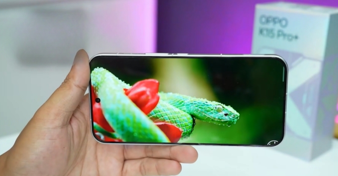 Oppo K15 Pro Plus màn hình AMOLED 6.78 inch, độ phân giải 1.5K, tần số quét 165Hz, độ sáng tối đa 1800 nits hiển thị mượt mà