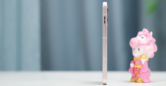 Cả hai thiết bị ra mắt nguyên bản với nền tảng ColorOS 16 tích hợp sẵn bộ ngôn ngữ tiếng Việt chuẩn xác