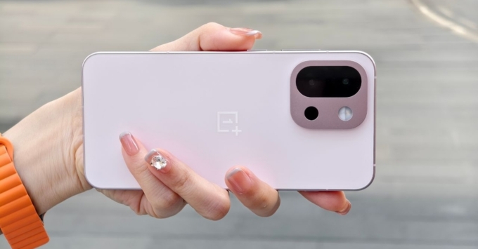 Mua OnePlus 13T cũ (ra mắt 2025) mang lại lợi ích lớn về chi phí, giúp sở hữu flagship nhỏ gọn, hiệu năng siêu mạnh với chip Snapdragon 8 Elite, pin cực khủng 6260mAh và sạc nhanh 80W với giá giảm sâu. 