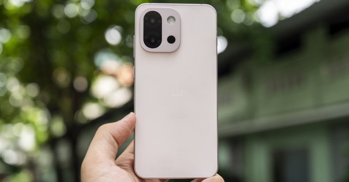 Nên mua OnePlus 13T cũ khi bạn muốn sở hữu hiệu năng mạnh mẽ từ chip Snapdragon 8 Elite và viên pin khủng 6.260 mAh với mức giá tiết kiệm hơn nhiều so với hàng mới (khoảng dưới 10-12 triệu VNĐ tùy tình trạng)