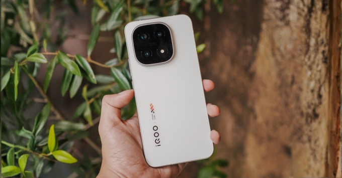  Thiết kế cao cấp của iQOO 15 với dải đèn LED RGB bao quanh cụm camera nổi bật cùng khả năng kháng nước và bụi chuẩn IP68 và IP69.