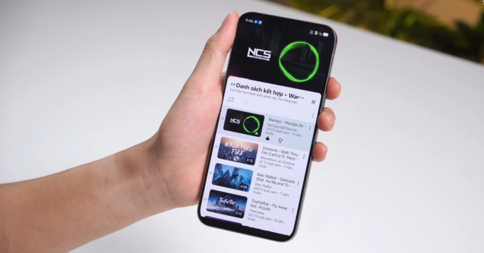 Màn hình phẳng 6.85 inch LTPO AMOLED 2K tần số quét 144Hz không phân cực với độ sáng cực đại 6000 nits siêu rực rỡ của iQOO 15.