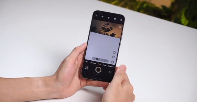 Bộ 3 camera sau 50MP trên iQOO 15 gồm camera chính góc rộng camera góc siêu rộng và ống kính tele tiềm vọng hỗ trợ zoom quang 3x chống rung OIS.