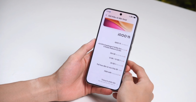 Cấu hình iQOO 15 cực mạnh với chip Snapdragon 8 Elite Gen 5 kết hợp chip Q3 xử lý nội suy khung hình và Ray Tracing game mượt mà.
