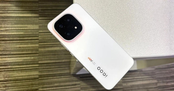 Chọn iQOO 15 nếu bạn là game thủ hoặc người dùng đòi hỏi cấu hình cao (Snapdragon 8 Elite, chip Q3, màn 144Hz), yêu thích màn hình đẹp (Samsung, 6000 nits), và muốn flagship toàn diện, cân bằng giữa hiệu năng và giá cả