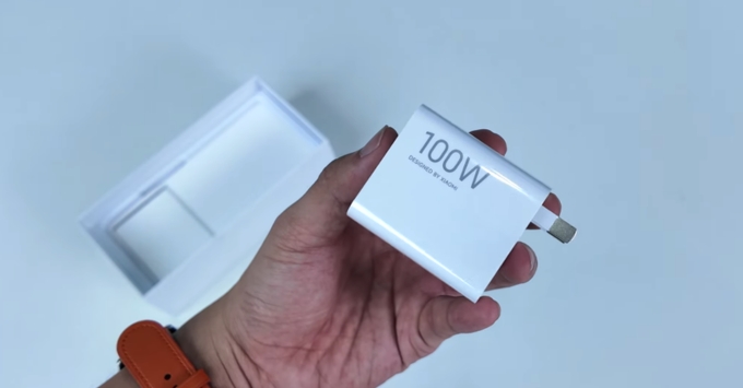 Dung lượng pin khủng 8550mAh công nghệ Silicon-Carbon và củ sạc nhanh công suất 100W đi kèm của điện thoại Xiaomi Redmi K90 Max.