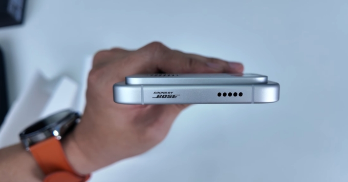 Chiến game xuyên ngày đêm với pin dung lượng lớn 8550mAh và công nghệ sạc siêu tốc 100W trên Redmi K90 Max.