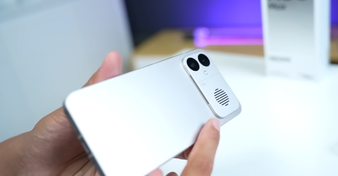 Mặt lưng hầm hố phong cách thể thao của Redmi K90 Max trang bị khe tản nhiệt chủ động giúp máy luôn mát khi chơi game cường độ cao.