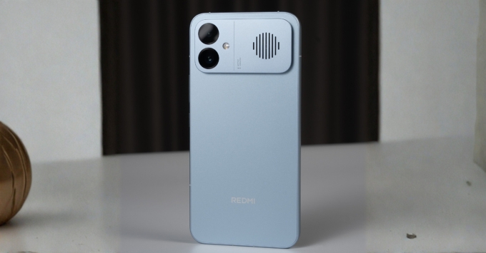 Cận cảnh thiết kế mặt lưng kính Dragon Crystal của Redmi K90 Max tích hợp quạt tản nhiệt cơ học cùng cụm camera độc đáo phong cách gaming hầm hố.