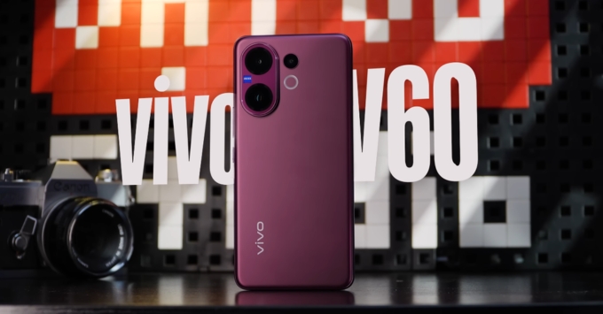 Vivo V60 nổi bật với thiết kế siêu mỏng (khoảng 7.53mm - 7.65mm) dù sở hữu viên pin lớn 6.500mAh. Máy có mặt lưng kính mờ (bản tím) hoặc nhựa (bản xám) sang trọng, cụm camera ZEISS nổi bật, và màn hình AMOLED 6.77 inch cong 4 cạnh.