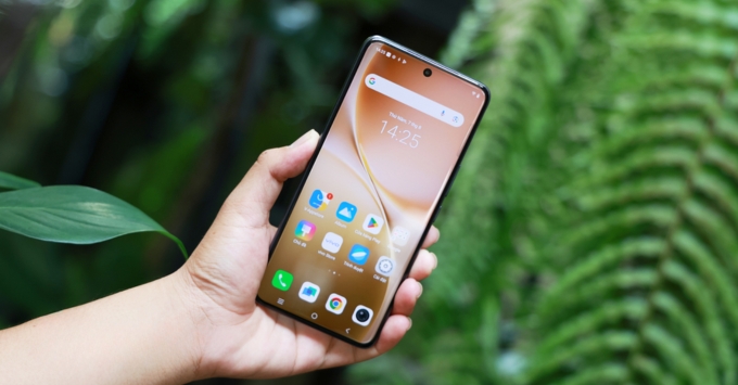Màn hình LG V60 ThinQ 5G nổi bật với tấm nền P-OLED 6.8 inch, độ phân giải FullHD+ (1080 x 2460 pixels) và tần số quét 60Hz.