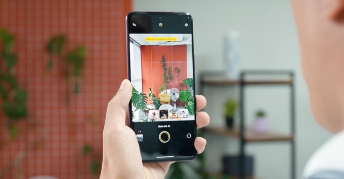 Camera vivo V60 5G (ra mắt cuối 2025) nổi bật với hệ thống camera hợp tác cùng ZEISS, gồm cảm biến chính 50MP (Sony IMX766, OIS), camera tele 50MP (Sony IMX882, zoom quang 3x) và camera selfie 50MP góc rộng.