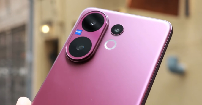 Vivo V60 5G sở hữu hệ thống camera đỉnh cao hợp tác cùng ZEISS, nổi bật với 3 camera sau 50MP (chính, tele, góc rộng) mang lại khả năng chụp ảnh chuyên nghiệp, chân dung xóa phông ZEISS, chống rung OIS, zoom xa sắc nét và vòng sáng Aura AI hỗ trợ ánh sáng