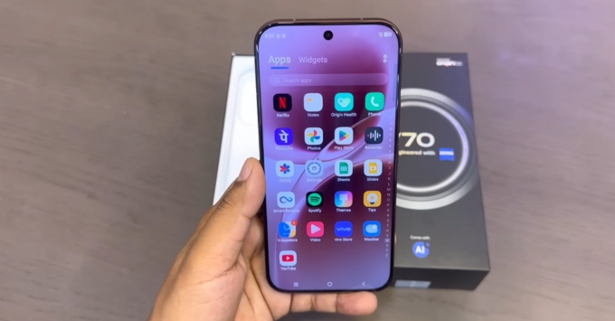 Màn hình vivo V70 AMOLED 6.59 inch, độ phân giải 1.5K (2750×1260), tần số quét 120Hz, độ sáng tối đa 5000 nits