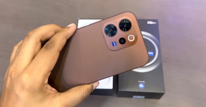 Vivo V70 (giá từ 17,99 triệu đồng) phù hợp nhất với người dùng chú trọng thiết kế thời trang, camera ZEISS chân dung sắc nét và thời lượng pin siêu khủng 6.500 mAh.