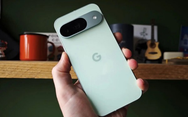 Lỗ nhỏ trên đỉnh điện thoại Pixel 9 là gì? Công dụng ít người biết đến