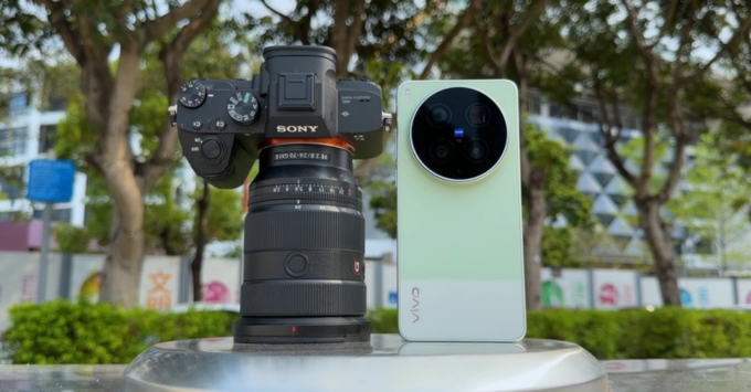 Việc test vivo X300 Ultra cũ cần tập trung vào camera tele 200MP, màn hình, và kiểm tra tài khoản ẩn bằng các mã lệnh sâu (*#558#). Cần kiểm tra kỹ ngoại hình (cấn móp, trầy xước), khả năng kháng nước IP68/IP69, loa, hiệu năng Snapdragon 8 Elite Gen 5 và độ ổn định của camera khi zoom.