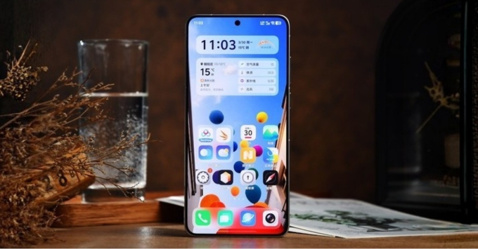Màn hình Vivo X300 Ultra 6.82 inch AMOLED LTPO, độ phân giải 2K, tần số quét 120Hz–144Hz hiển thị sắc nét mượt mà