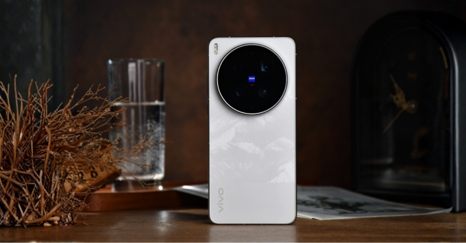 Thiết kế Vivo X300 Ultra cũ sang trọng với mặt lưng hai tông màu, khung viền kim loại, chuẩn chống nước IP68/IP69 bền bỉ cao cấp