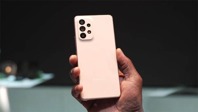 Galaxy S21 FE có hiệu suất tốt hơn, nhưng A53 5G vượt trội về thời lượng pin