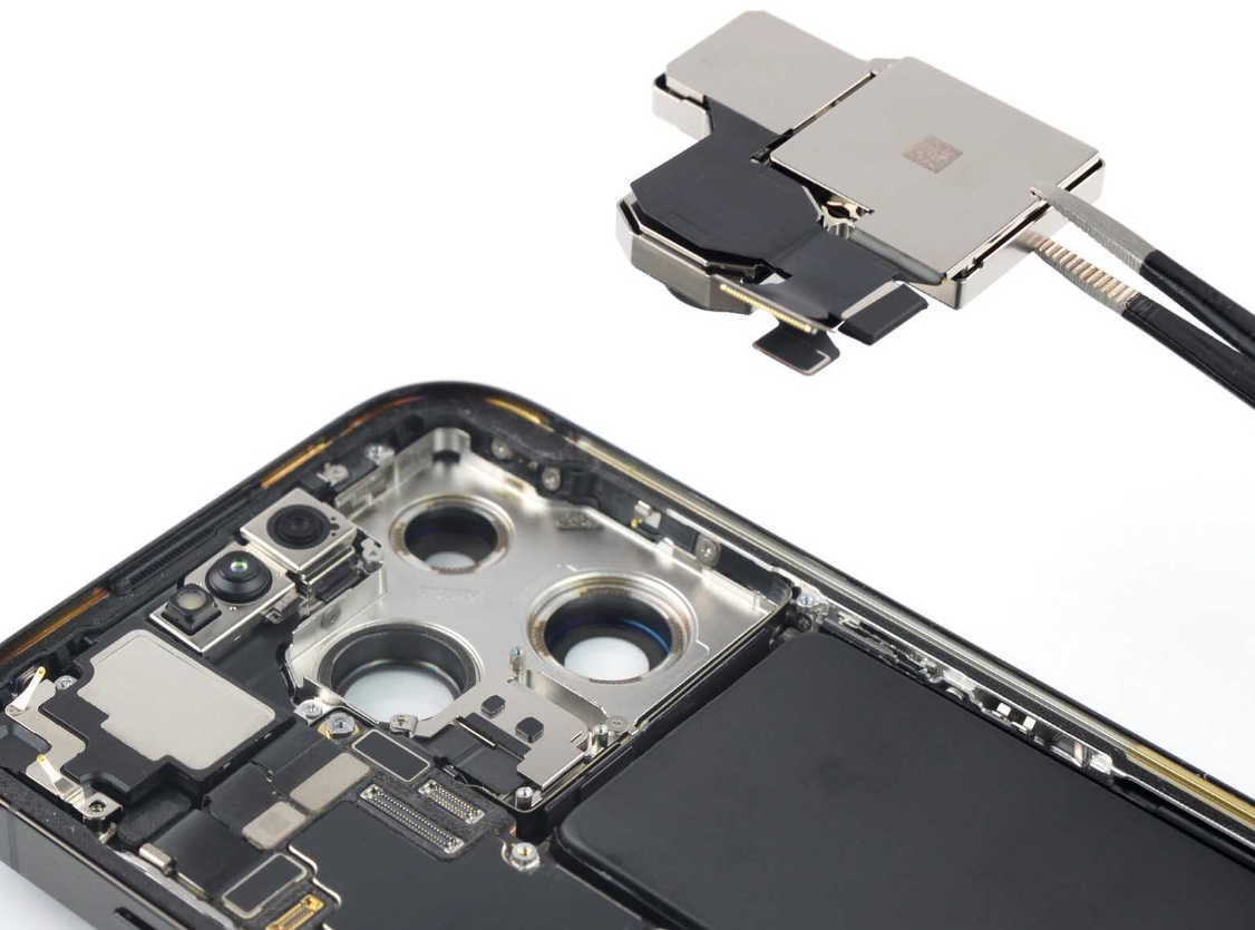 Phải chăng Apple sẽ thay đổi vị trí của camera tiềm vọng cho siêu phẩm iPhone 15 Pro Max sắp tới?