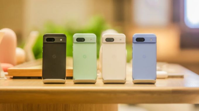 Google Pixel 8a và iPhone SE 2022