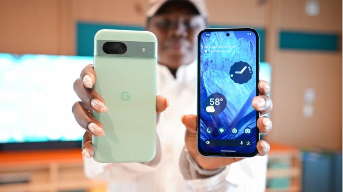 Google Pixel 8a và iPhone SE 2022 màn hình