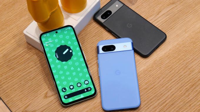 Google Pixel 8a và iPhone SE 2022