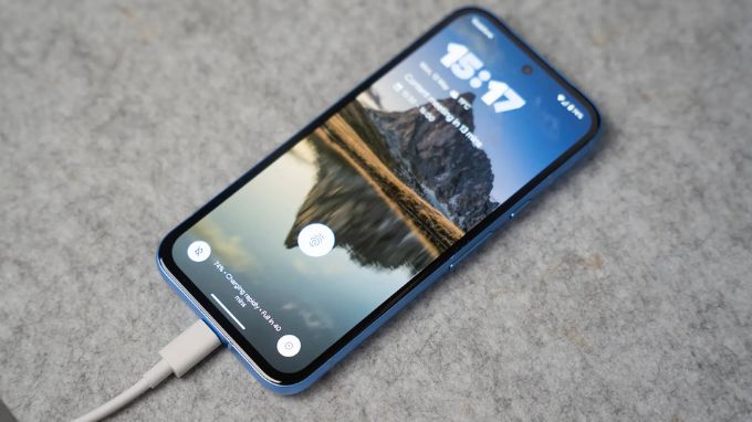 pin Google Pixel 8a và iPhone SE 2022