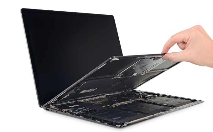 Khi cần cũng khó có thể sửa chữa chiếc laptop đến từ Microsoft đơn giản được vì các thành phần linh kiện được ghép nối với nhau tương đối chặc chẽ
