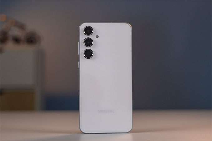 Galaxy A55 có kích thước 161,1 x 77,4 x 8,2mm và nặng 213g