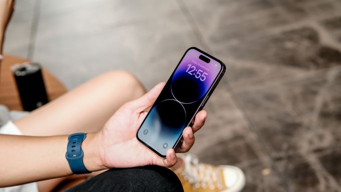 iPhone 14 Pro và iPhone 17 Pro màn hình