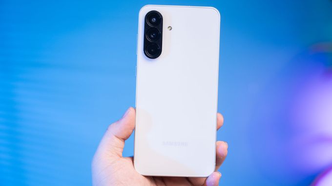 Samsung Galaxy A56 hay iPhone 13 camera