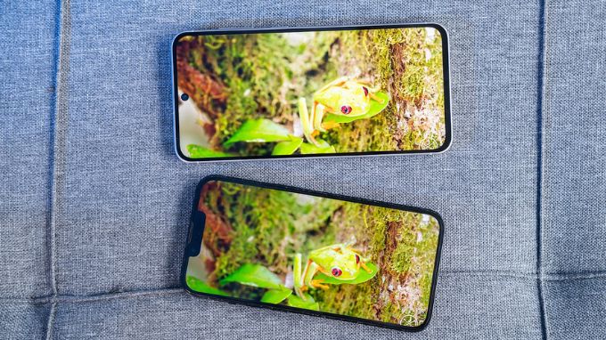 Samsung Galaxy A56 hay iPhone 13 màn hình