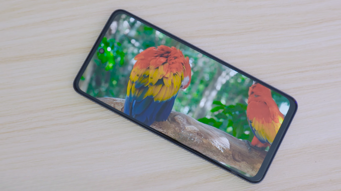 Màn hình Realme C65 rực rỡ dưới ánh sáng