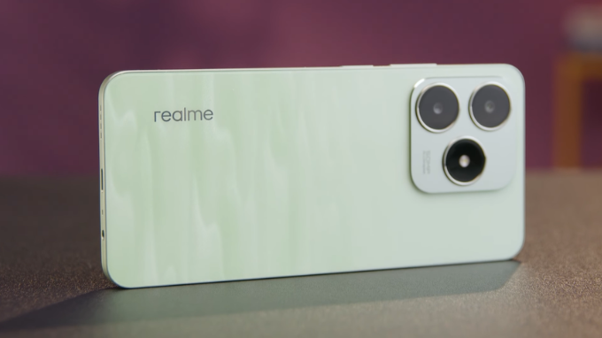 Mặt sau Realme C65s mang đến cảm giác hiện đại