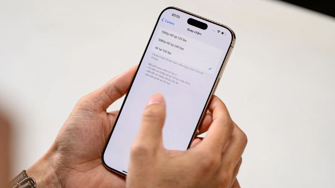 Oppo Find X8s+ và iPhone 16 Pro màn hình