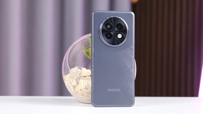 Realme 13+ gây ấn tượng như chiếc điện thoại thiết kế hiện đại 