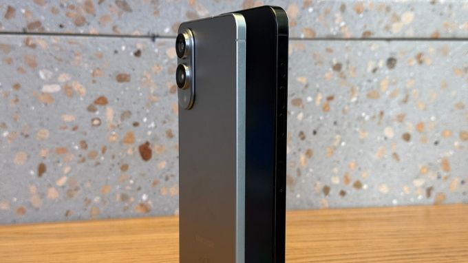 Samsung Galaxy S25 Edge và iPhone 16 Pro Max pin