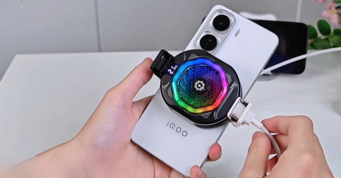 iQOO Neo 11 là điện thoại chơi game tốt nhất do kết hợp thêm phụ kiện sò lạnh cho iQOO.